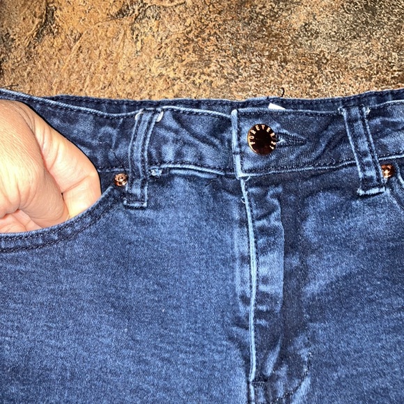 Forever 21 jeans size 27 (like size 5) in EUC - Picture 5 of 5